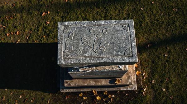 Guide pratique pour concevoir une plaque funéraire unique